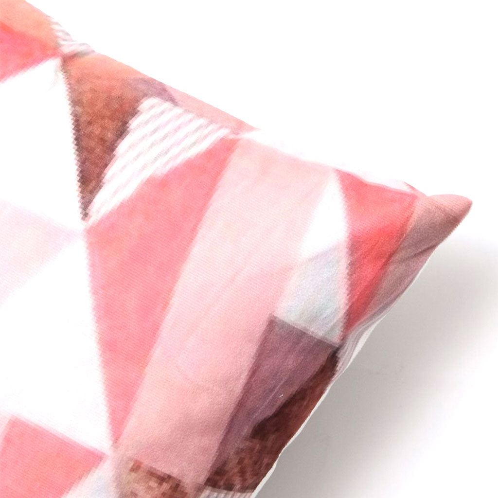 Cojín diseño triángulos rosa